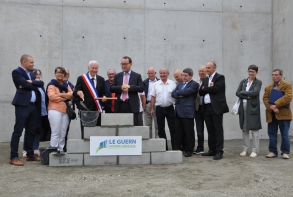 Septembre : pose de la première de la salle multifonctions