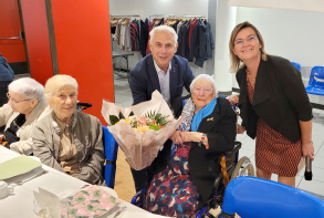 Bruno Beuzit, maire et Céline Pestel ,adjointe au maire ont célébré les 101 ans d'Alice Lambert