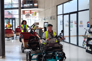 Une journée avec la Compagnie "Garçons s'il vous plaît" dans la ville de Ploufragan. Une ballade à vélo et à pied ponctuée d'arrêts chanson autour de la bicyclette