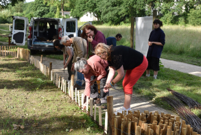 Du tressage d'osier pour réaliser une bordure naturelle.