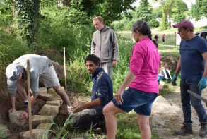 La construction d'un muret en pierres sèches.