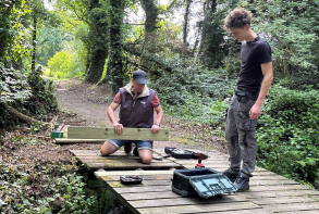 Le remplacement de lames de bois de la passerelle du Gué Gaillard.
