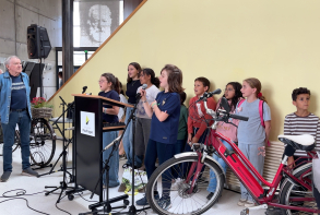 Les enfants du Chemin de l'école (semaine de révisions de prérentrée en août) ont chanté, accompagnés de Jean-Yves Le Guen