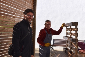A l'EHPAD pour l'exposition Recycl'art, des bénévoles ont construit un salon de jardin avec du bois de palettes