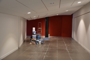 Accès de l'auditorium sous les gradins, dans un espace qui pourra servir de lieu d'exposition