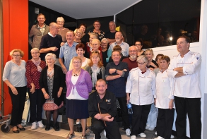 Les bénévoles prêts à servir une salle comble
