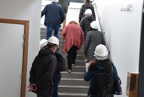 De l'escalier qui monte vers le haut des gradins, côté église, ...
