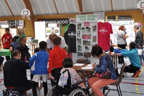 Stand Courrons ensemble à Ploufragan