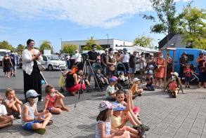 vendredi 7 août, théâtre de foire "Gardons le cap !" de la compagnie La Guilde, sur le marché