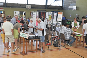 Les stands dans la salle Belle-Ile