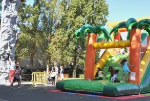 Les activités proposées aux enfants en extérieur : tour d'escalade et structure gonflable