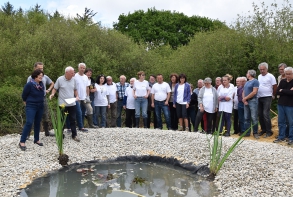 Inauguration de la mare par le maire, avec des élus et tous les bénévoles des différents ateliers