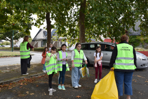 Les élèves des Villes Moisan ont ramassé les déchets autour de leur école.