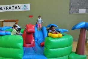 Jeu gonflable intérieur pour les jeunes enfants