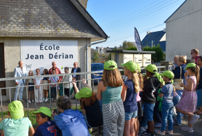 Découverte du nouveau nom de l'école, le Maire entouré des enfants de l'école, d'Yvette Dérian et ses fils, Loïc et Daniel
