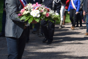 Cérémonie au monument des Fusillés - Dépot de Gerbe par le maire, Bruno Beuzit.