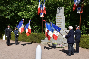 Cérémonie au monument des Fusillés - Les portes drapeaux