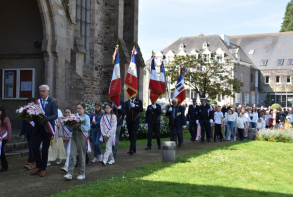 Cérémonie au monument aux morts du centre ville - Le cortège