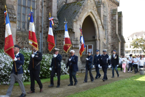 Cérémonie au monument aux morts du centre ville - Le cortège
