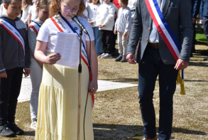 Cérémonie au monument aux morts du centre ville - Lecture par Lalita du texte "Liberté