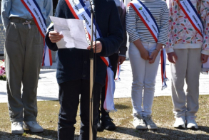 Cérémonie au monument aux morts du centre ville - Lecture par Thibault du texte "Liberté