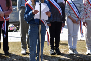 Cérémonie au monument aux morts du centre ville - Lecture par Alice du texte "Liberté