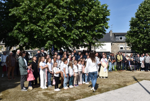 Cérémonie au monument aux morts du centre ville - La Marseillaise chantée par des elèves de l'école Louis Guilloux