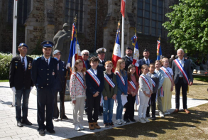 Cérémonie au monument aux morts du centre ville - Les enfants du CME et les associations d'Anciens Combattants