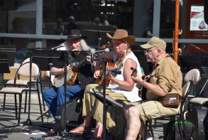 A partir de 17h, la musique a pris place sur le parvis de l'espace Victor Hugo.