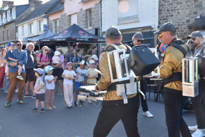 Animation musicale dans les rues du centre-ville avec les commerçants.