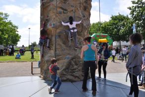 Les enfants font la queue au mur d'escalade...
