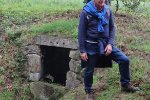 Une balade à travers la campagne guidée par Yvon Chanu, ici devant la fontaine Saint-Guen...