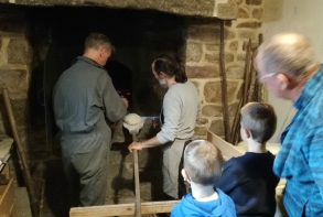 Cuisson du pain dans le four à pain du quartier de la Poterie