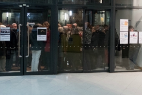 Dans l'attente de l'entrée...