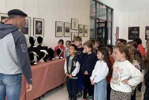 Exposition"Le gallo" expliquée aux enfants des écoles par M. Raffray