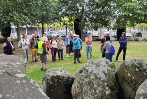 Yves Le Guichard a fait découvrir le patrimoine néolithique de la commune, particulièrement les allées couvertes. Celle du Grimolet.