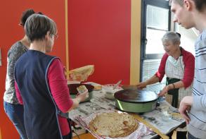 La préparation des crêpes pour le goûter du carnaval en mars 2016