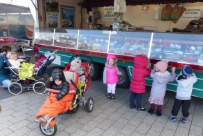Balade sur le marché pour les enfants du multi-accueil