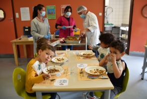 Actualité Premier menu 100% bio restaurant scolaire Louise Michel juin 2021