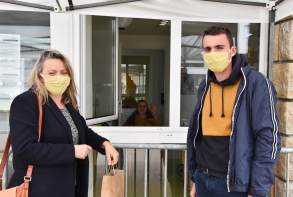 Actualité Ehpad : les familles mettent le masque pour visiter leur parent avril 2020