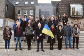 Actualité : Pose drapeau Ukrainien sur maire - Conseil municipal - 8 mars 2022