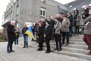 Actualité : Pose drapeau Ukrainien sur maire - Lecture message - 8 mars 2022