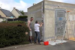 Mise en peinture du transformateur, rue des Peupliers