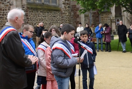 Actualité 2023 : commémoration 8 mai 1945 jeunes lisent chanson de Madeleine Riffaud