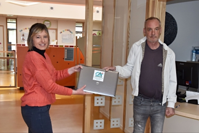 Actualité : Centre social, remise ordinateur portable du Crédit Agricole à une famille 1