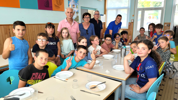 Actualité : les élus ont mangé avec les enfants du centre d'été 3-12 ans, 7 juillet 2026