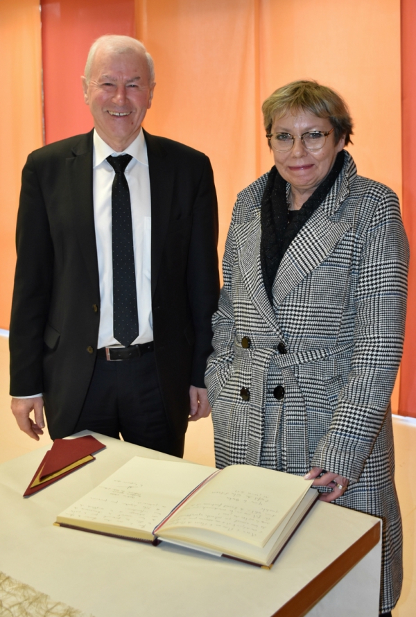 Actualité : visite de la Sous-préfète à Ploufragan janvier 2019 Signature livre d'or