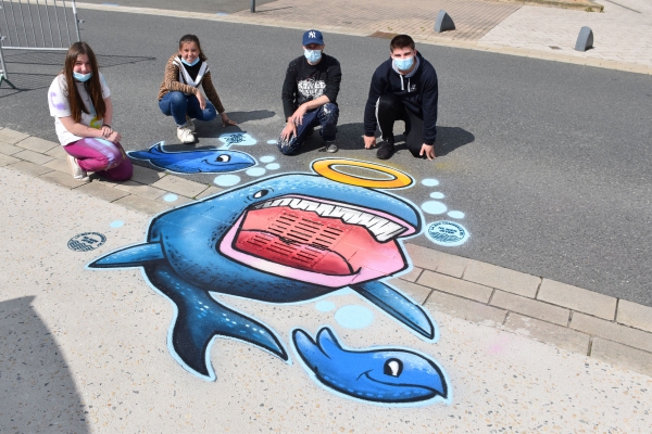 Actualité : LEJ Atelier graff "ici commence la mer" août 2021 Les jeunes graffeurs posent derrièrer leur oeuvre