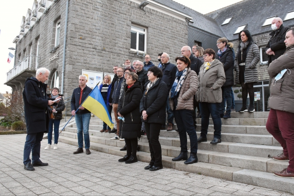Actualité : Pose drapeau Ukrainien sur maire - Lecture message - 8 mars 2022