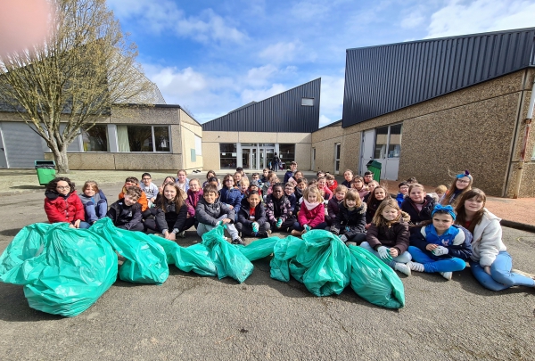 Actualité : nettoyage de printemps "Marche verte" école Louis Guilloux 23 mars 2023